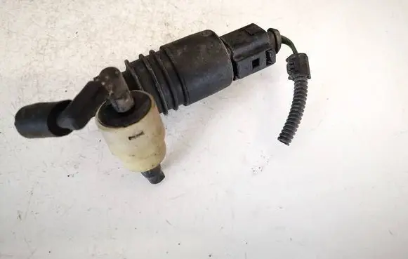 Volkswagen Golf IV Windscreen/windshield washer pump