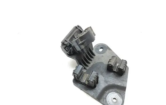 Audi Q3 8U Other engine bay part 8U0260759A P2821 KP2823