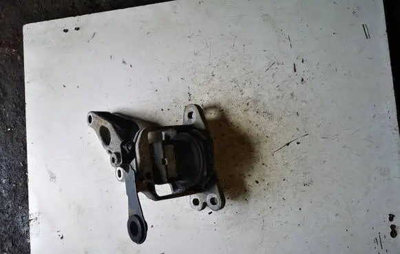 Opel Vivaro Engine mount bracket 112841371R