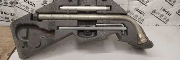Volkswagen Touareg I Tool set 7L0012113