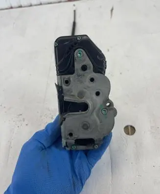 Opel Insignia A Front door lock 13503150