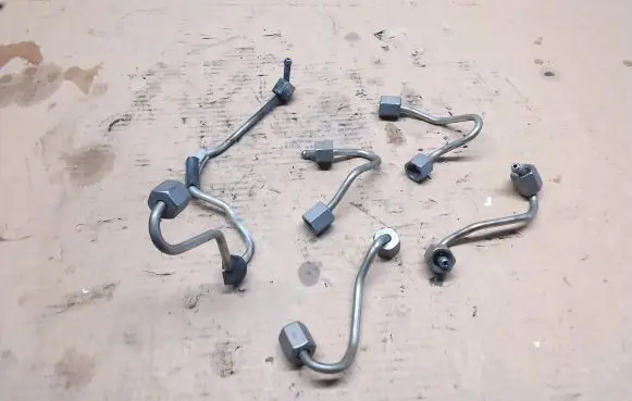 Fuel injector supply line/pipe