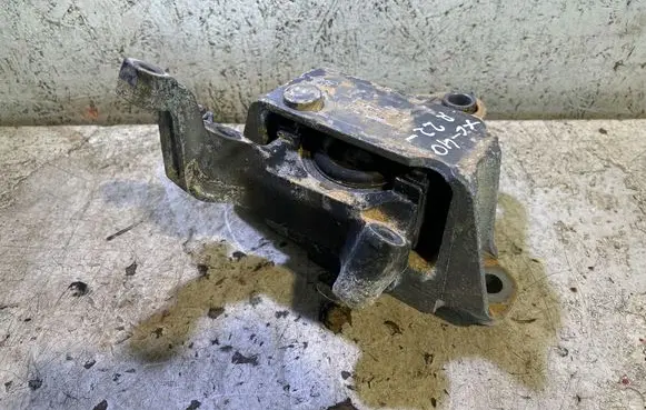 Volvo XC40 Engine mount bracket 32139919 A260362B
