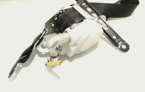Toyota Avensis T270 Front seatbelt 7P2510P