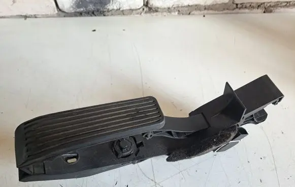 Mercedes-Benz E W211 Accelerator throttle pedal A2113000404