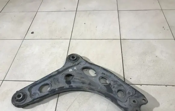 Opel Vivaro Front lower control arm/wishbone 8200395007 93853464