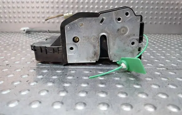 BMW 3 E46 Front door lock S27705778