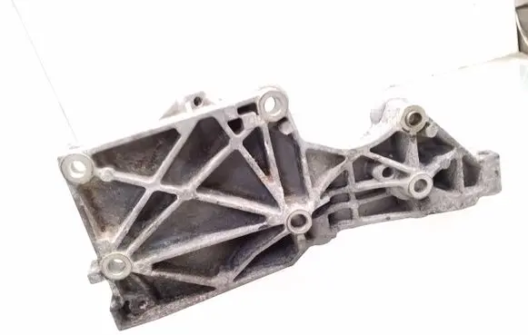 Volkswagen PASSAT B6 Generator/alternator bracket 038903143AF