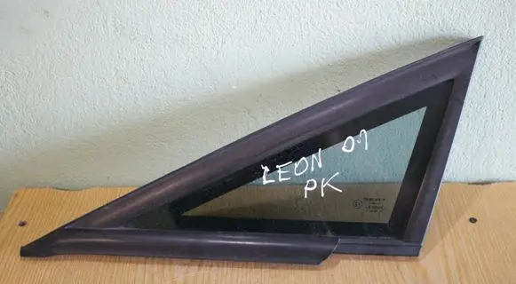 Seat Leon (1P) Front triangle window/glass 1P0845411
