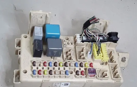 Toyota Avensis T250 Fuse module 905762 9008087019 9008087013