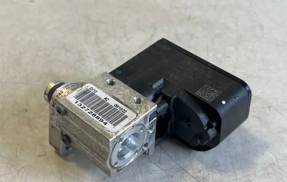 Porsche Taycan 9J1 Air conditioning (A/C) expansion valve 4M0816702A