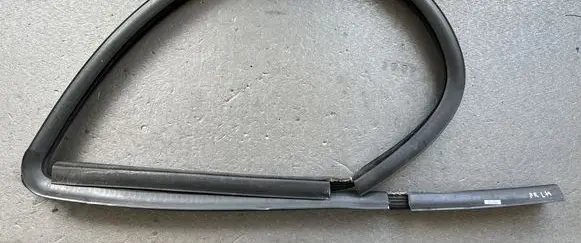 Jeep Grand Cherokee (WJ) Rubber seal front door window/glass 55136025AG