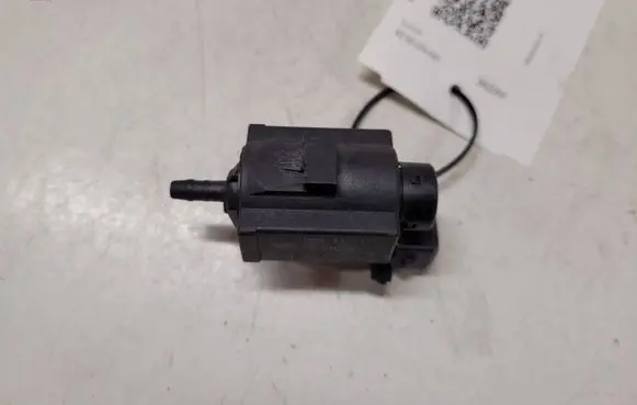 Volvo XC90 Engine mount vacuum valve 72224010 05T221 30611668