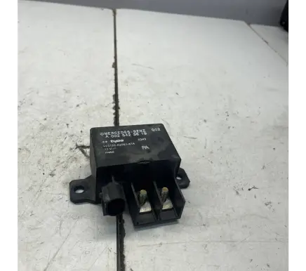 Mercedes-Benz C W203 Glow plug pre-heat relay A0025423819 V23132A2001X14