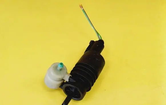 Volkswagen Golf IV Windscreen/windshield washer pump 1J0973722