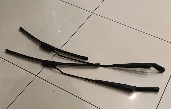 Volkswagen Golf IV Front wiper blade arm 1J1955409A 1J1955410A