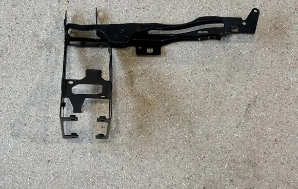 Headlight/headlamp mounting bracket