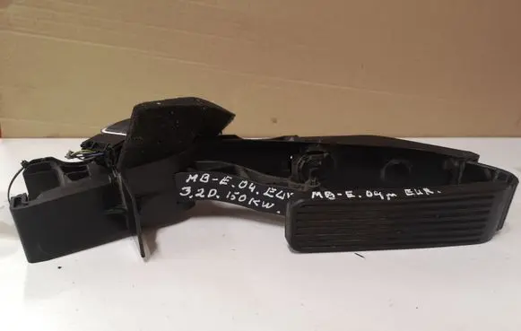 Mercedes-Benz E W211 Accelerator throttle pedal A2113000404