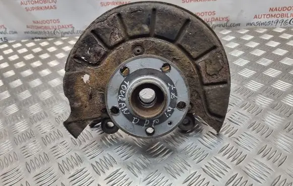 Volkswagen Touran I Front wheel hub spindle knuckle