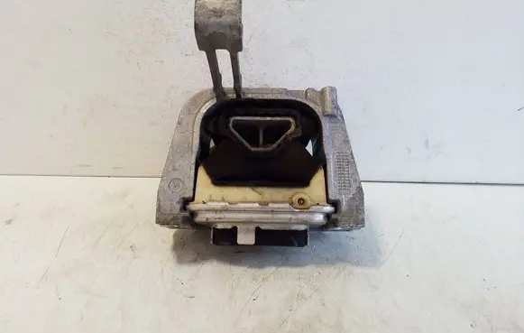 Engine mount bracket