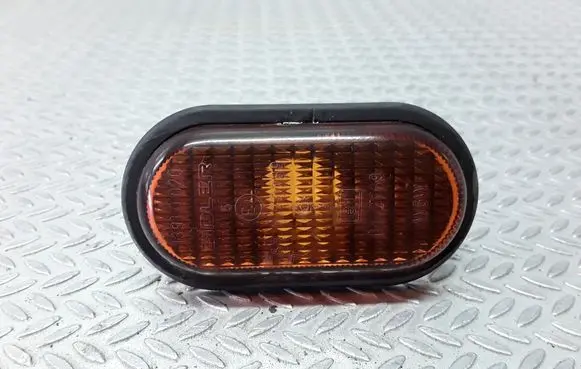 Front fender indicator light