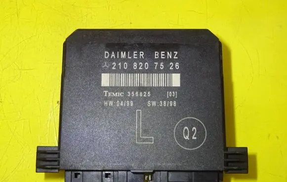Mercedes-Benz E W210 Door control unit/module 2108207526