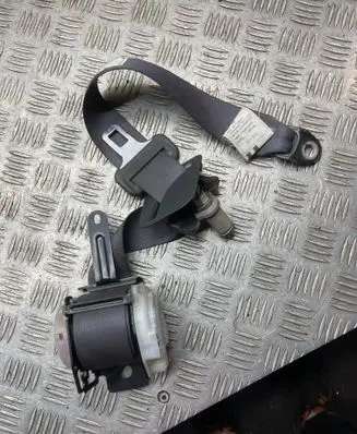 Toyota Land Cruiser (J120) Rear seatbelt 