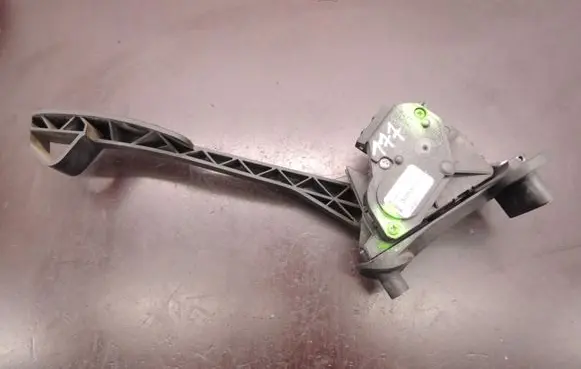 Volvo V70 Accelerator throttle pedal 30636004 D177