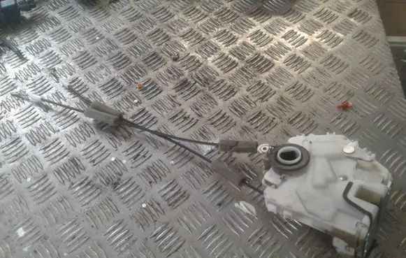 Honda FR-V Rear door lock