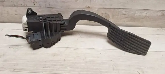 Opel Corsa D Accelerator throttle pedal 13305804 B720