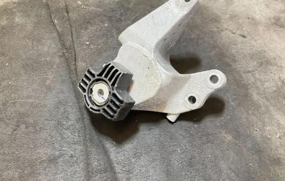 Volvo XC40 Engine mount bracket 32380056