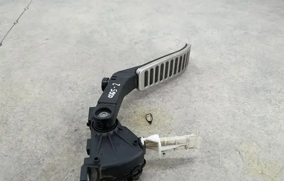 Volkswagen Touareg I Accelerator throttle pedal 7L6723507