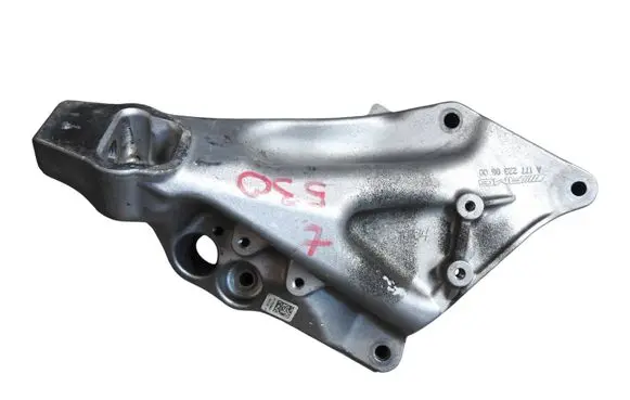 Mercedes-Benz C AMG W205 Engine mounting bracket A1772239600