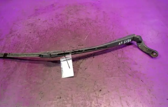 Audi A6 Allroad C5 Front wiper blade arm