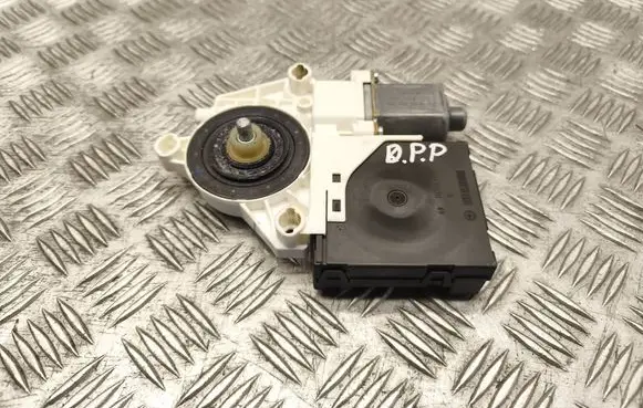 Volkswagen Golf V Front door window regulator motor 1K5837402AJ