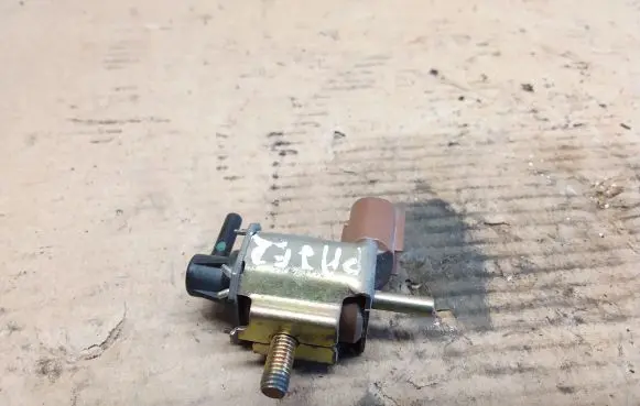 Mitsubishi Pajero Vacuum valve K5T48271