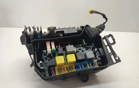 Mercedes-Benz A W176 Fuse module A0009827723 A0009828323
