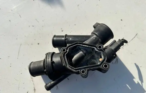 Thermostat/thermostat housing