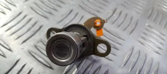 Toyota Carina T190 Front door lock (next to the handle) 