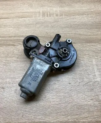 Toyota RAV 4 (XA10) Rear door window regulator motor 8571042070 2621000940 Leftside