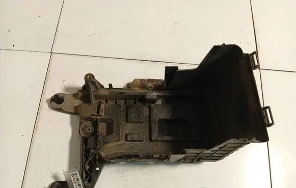 Volkswagen PASSAT B6 Battery box tray 1K0915333C