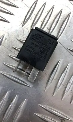 Volkswagen PASSAT B6 Other relay 7M0951253C