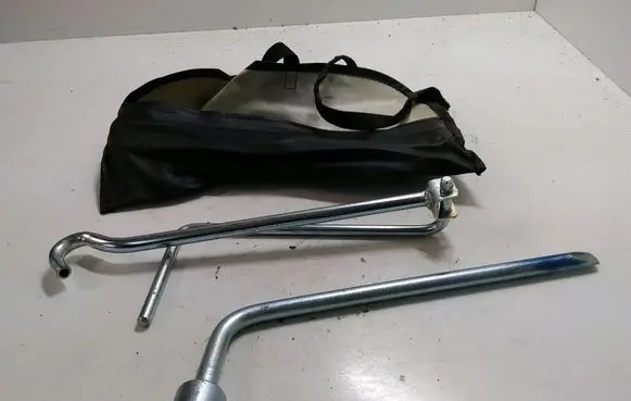 Mercedes-Benz ML W164 Tool set 