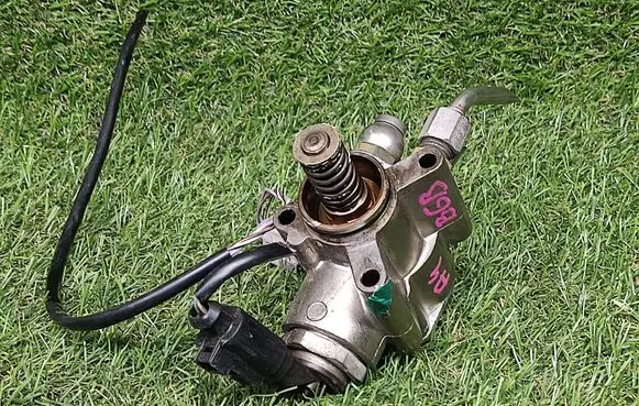 Audi A4 Allroad B8 Fuel injection high pressure pump 06F127025B