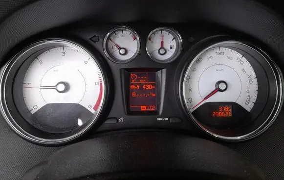 Peugeot 308 Speedometer (instrument cluster) 9806132880