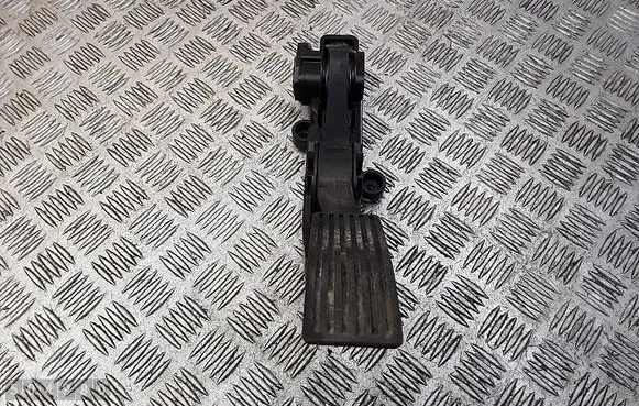 Accelerator throttle pedal