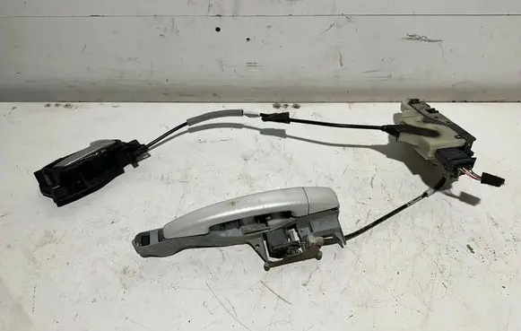 Peugeot 2008 I Front door lock 9812500780