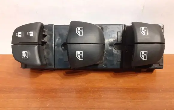 Nissan Qashqai Electric window control switch 11015