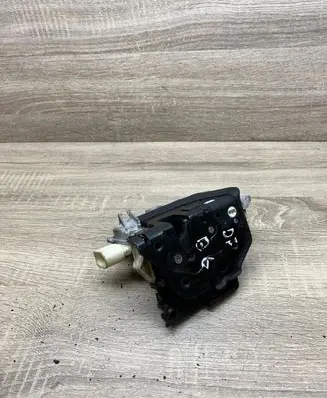 Volkswagen PASSAT B6 Front door lock 3C1837016A