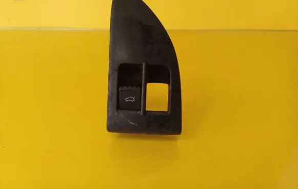 Volkswagen PASSAT B5 Tailgate opening switch 1J0959831A